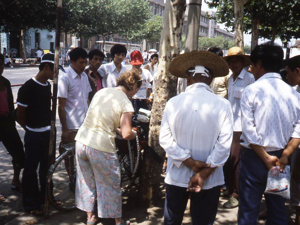 ellen_crowd_china85_bikes_