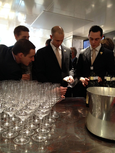 Preparing-wine-Hotel-de-Ville-Crissier-Terravin_211113